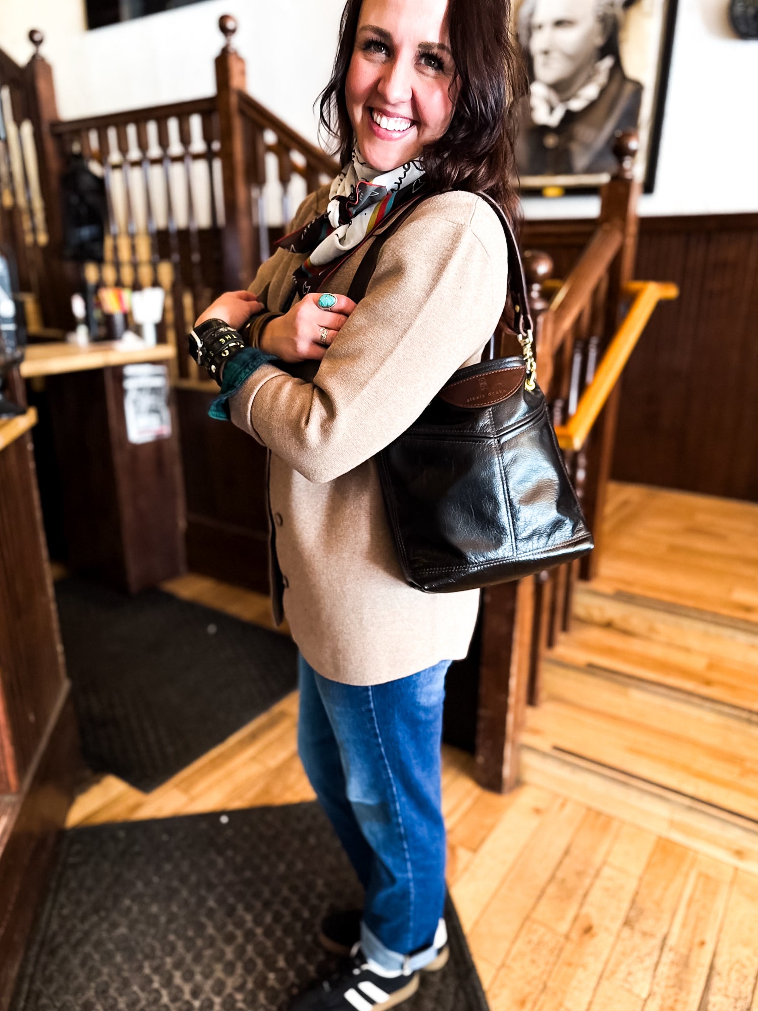 Everyday Collection | V-Tivoli Shoulder Tote | Black