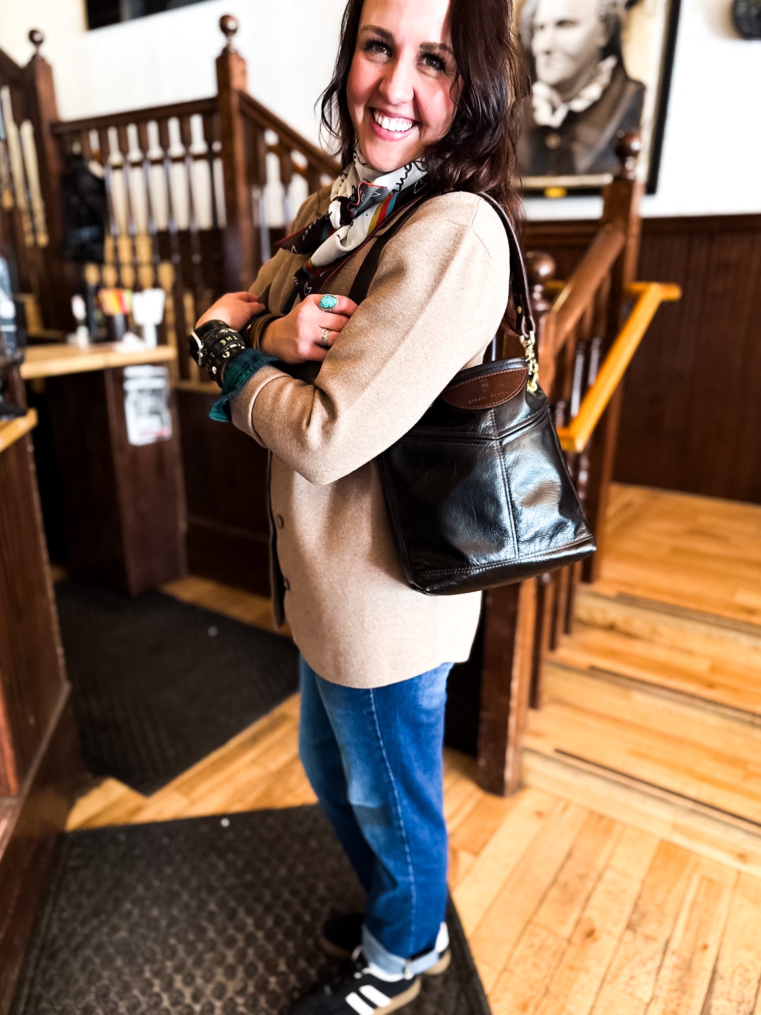 Everyday Collection | V-Tivoli Shoulder Tote | Black
