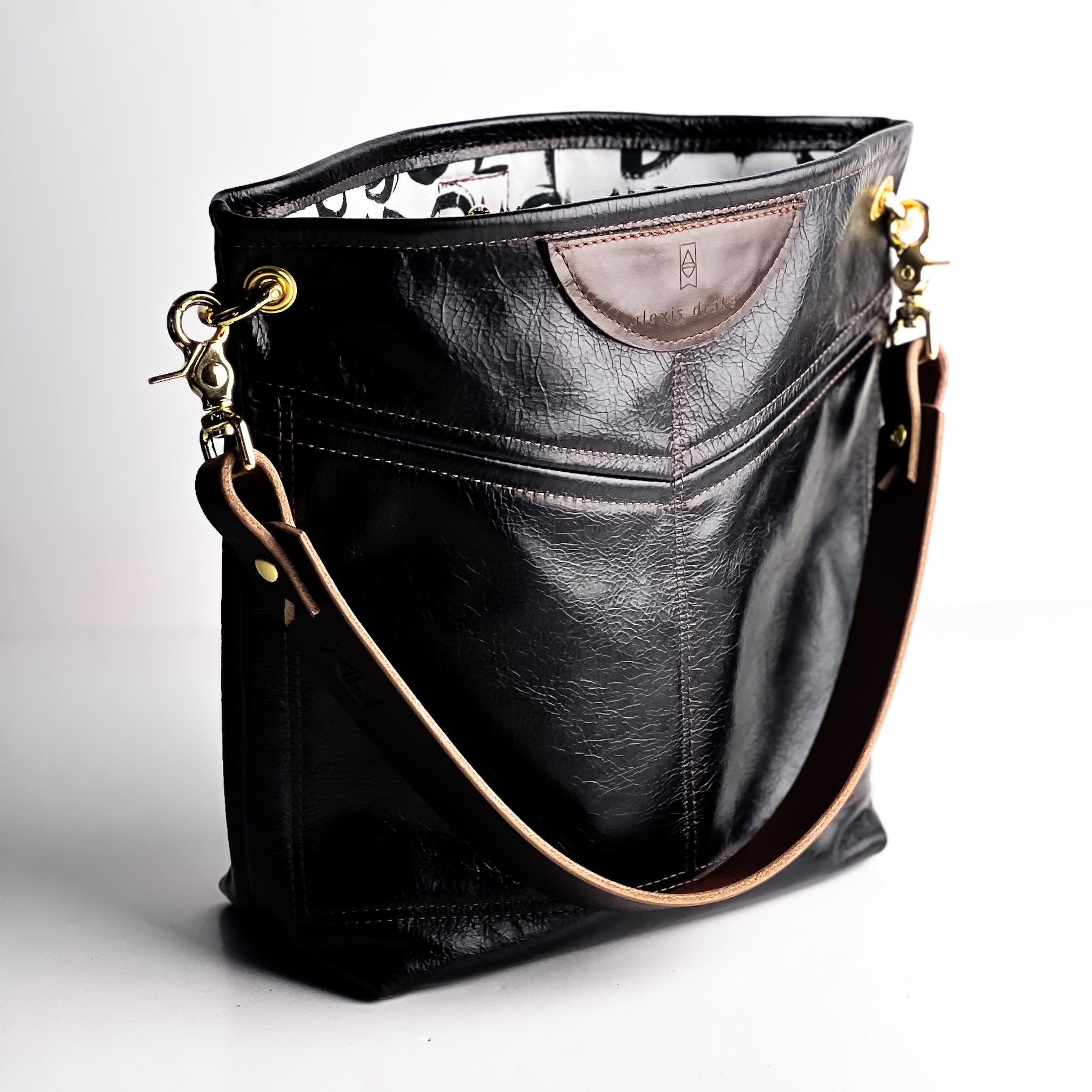 Everyday Collection | V-Tivoli Shoulder Tote | Black