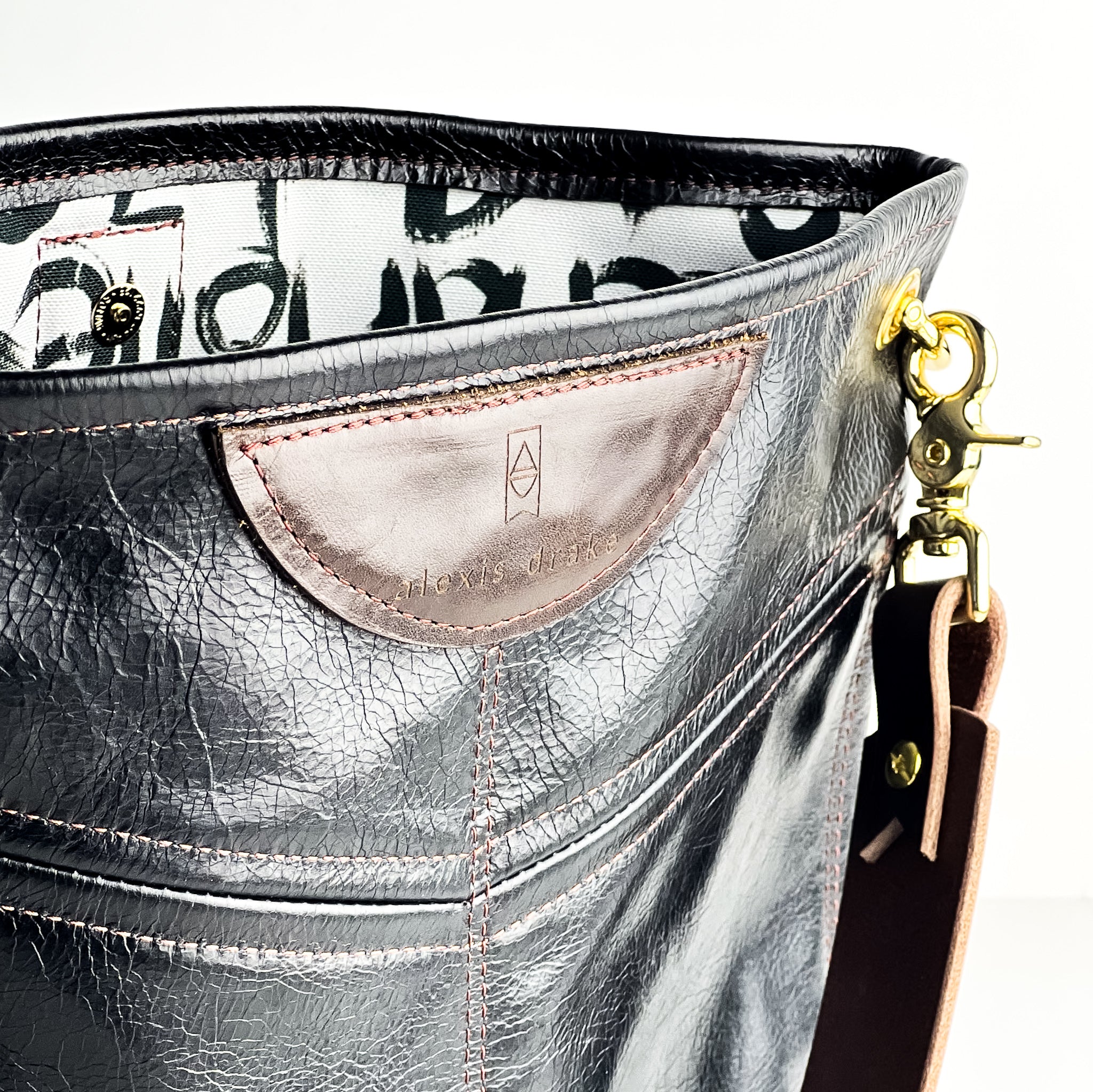 Everyday Collection | V-Tivoli Shoulder Tote | Black