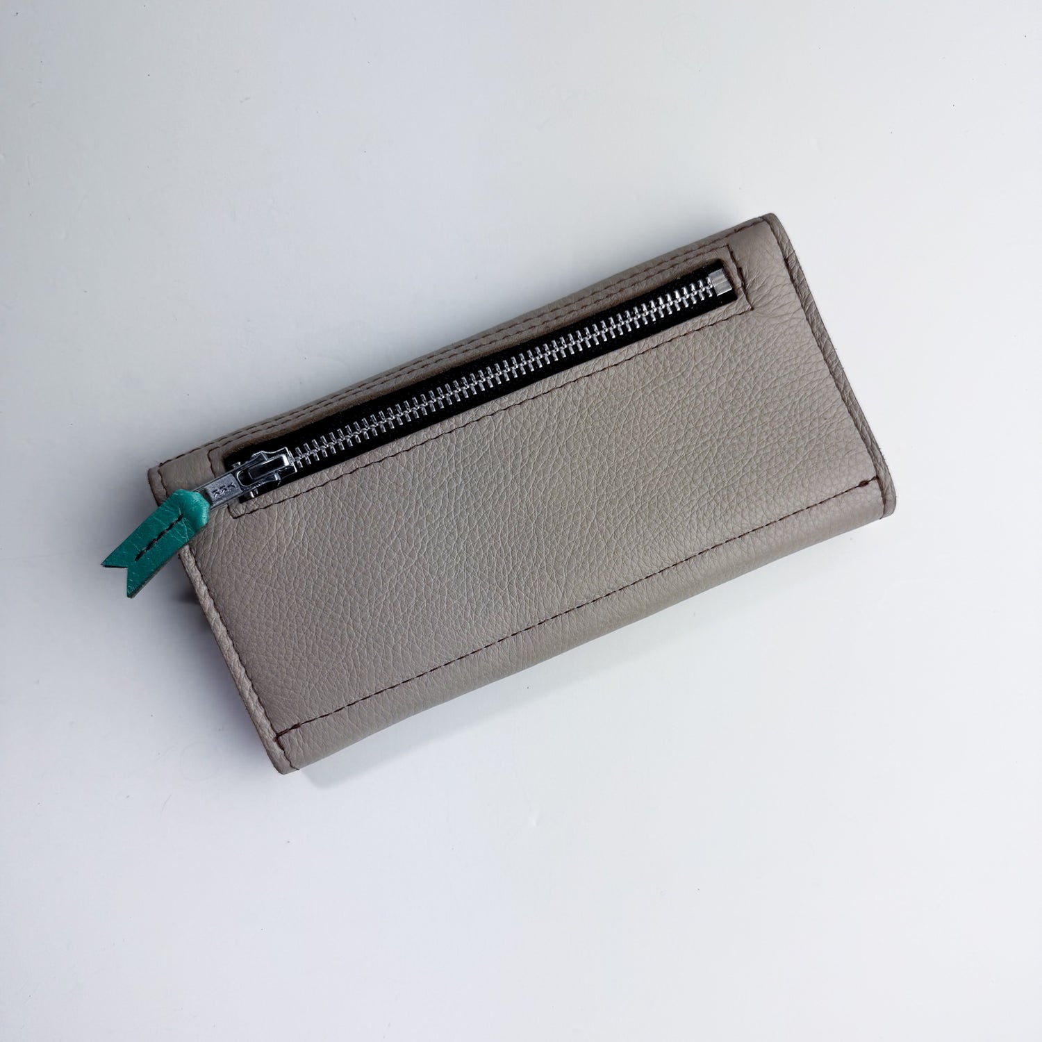 Arena Tradition Collection | Genevieve Wallet | Stone Gray