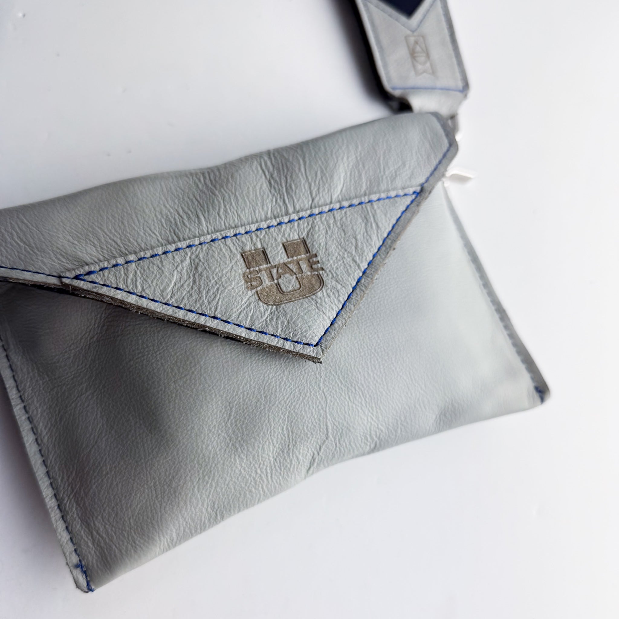 Utah State University Collection | Envelope Crossbody | Gray