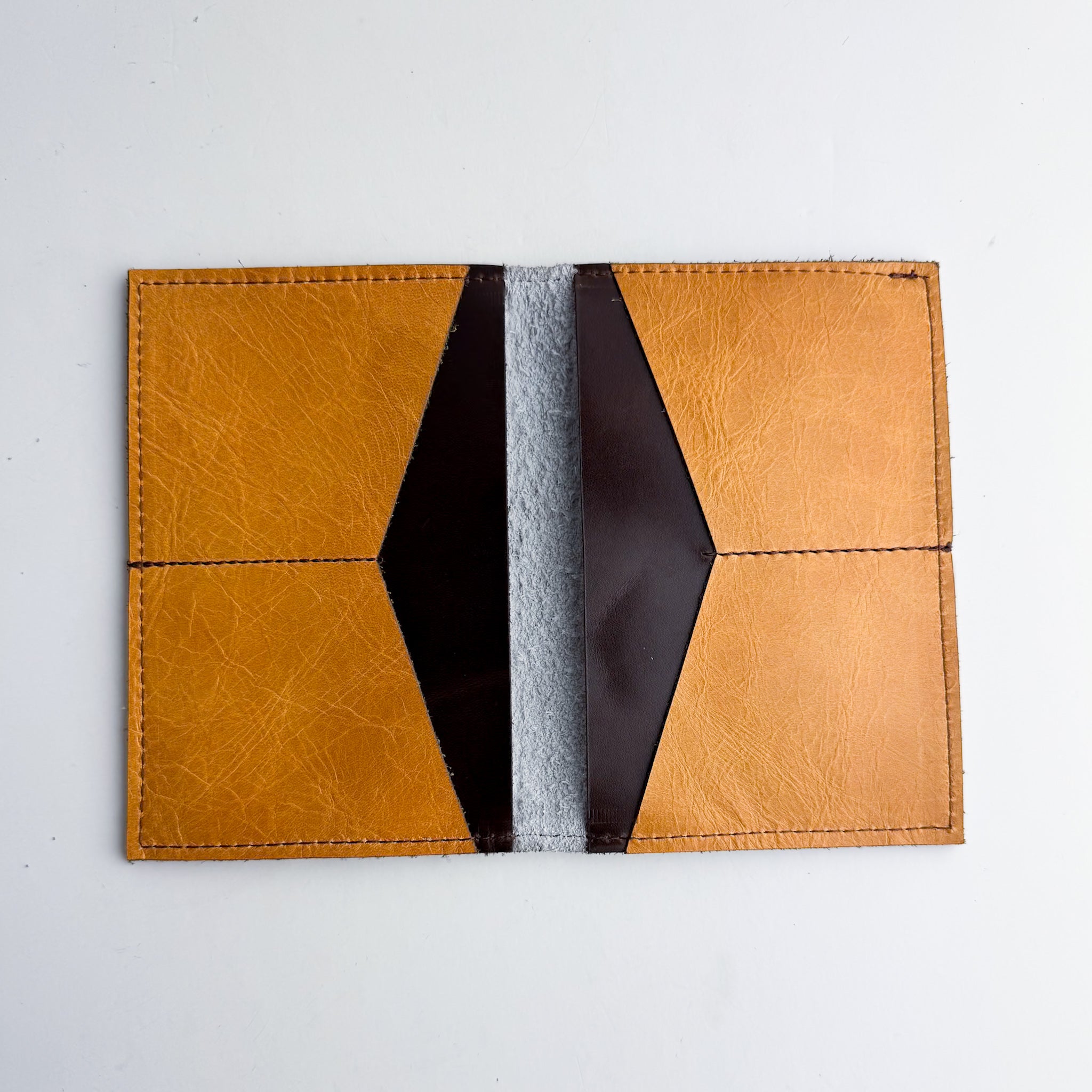 Steamboat Collection | Capsule Wallet | White Pebbble