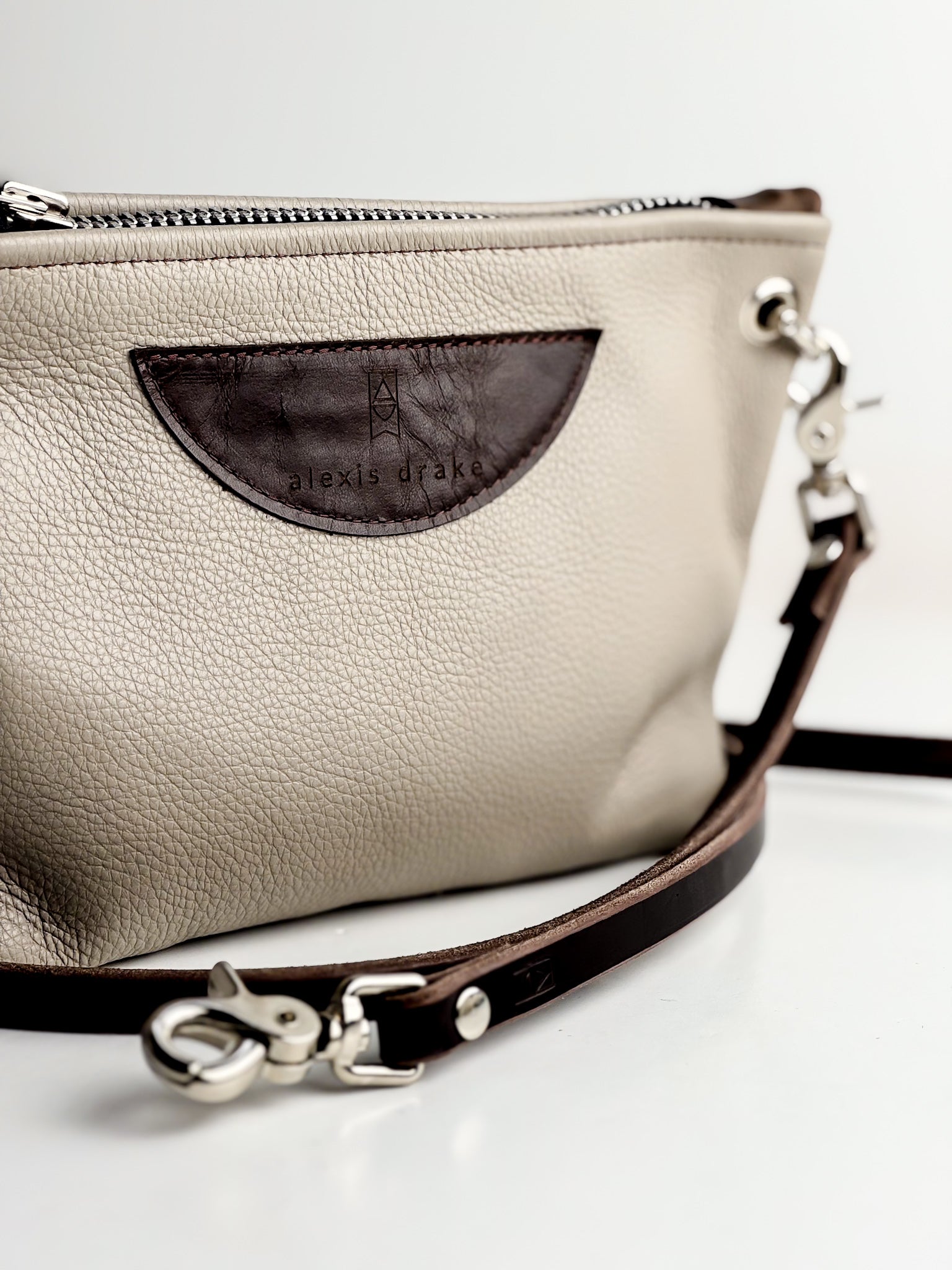 Everyday Collection | Tourist Crossbody | Stone Gray