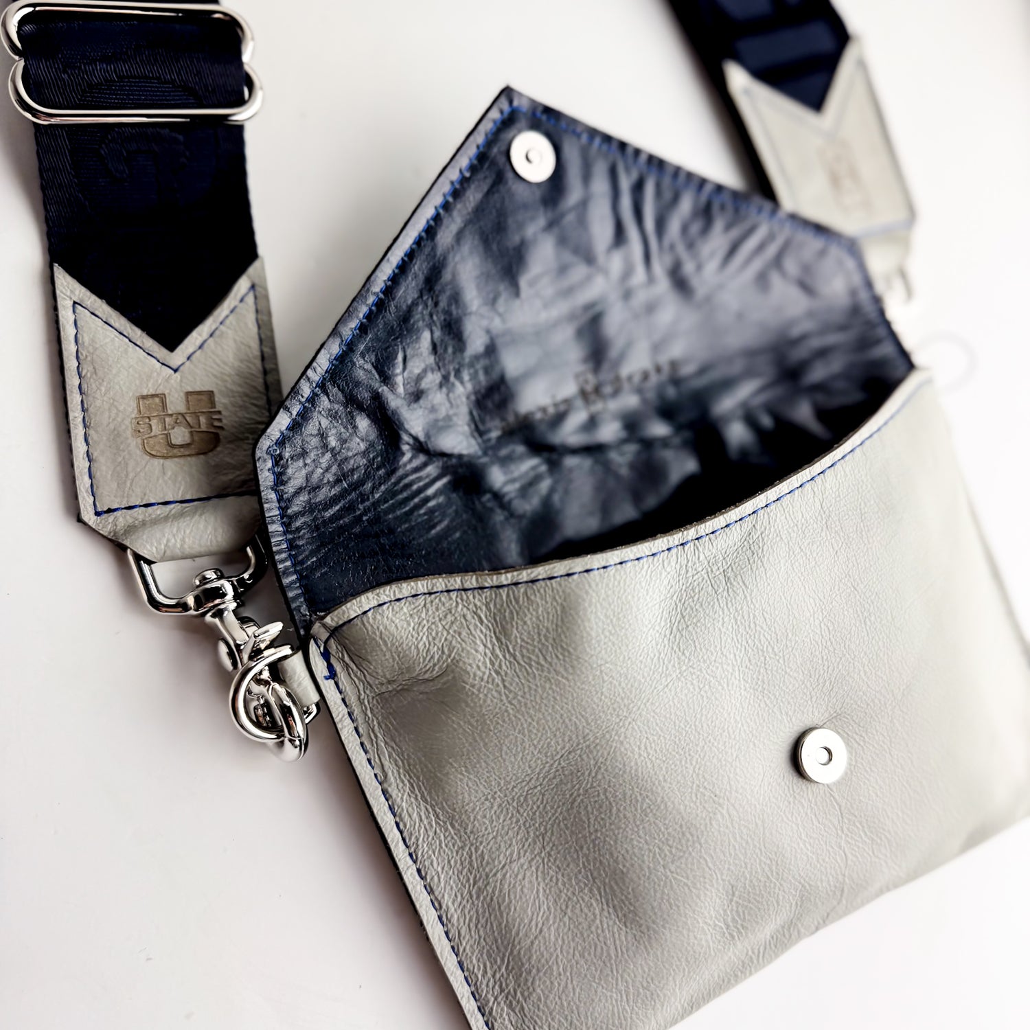 Utah State University Collection | Envelope Crossbody | Gray