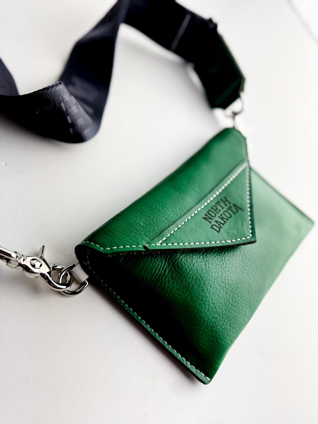 University of North Dakota | Envelope Crossbody | Kelly Green